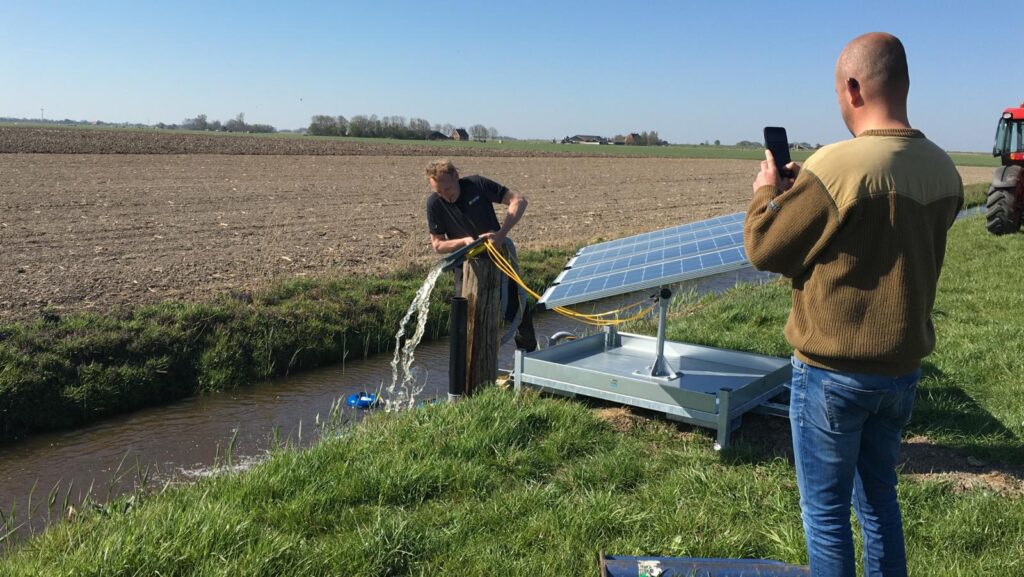 Plasdraspompen op zonnepanelen bij Collectief Súdwestkust. Foto: Jeroen de Vries.