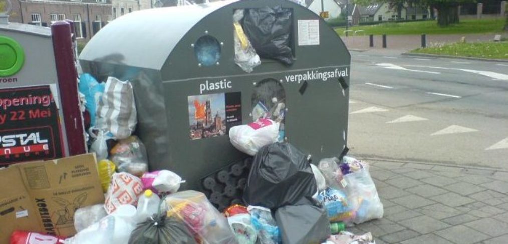 Overvolle plastic afvalbakken in Vleuten. Foto: Pieter Verbeek