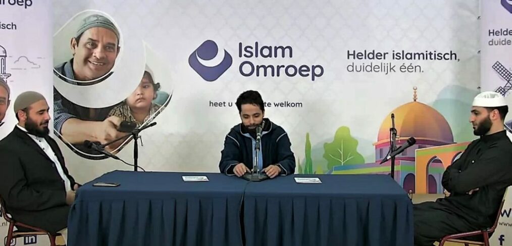 Still uit YouTube uitzending van de IslamOmroep. Azzedine Karat (midden) oprichter IslamOmroep, samen met twee Nederlandse imams in een livestream over de profeet Mohammed.